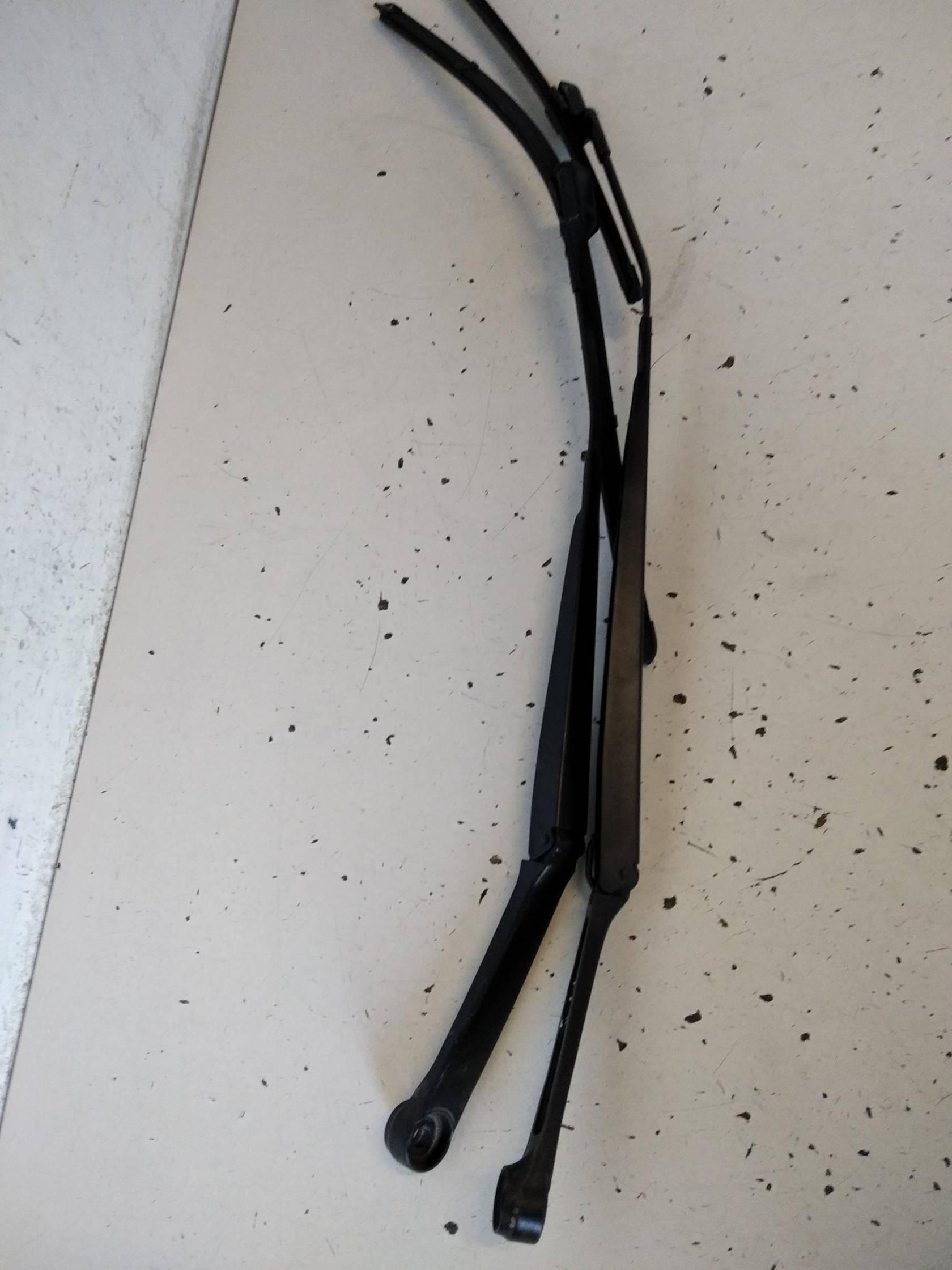 Braccio tergiparabrezza sx.